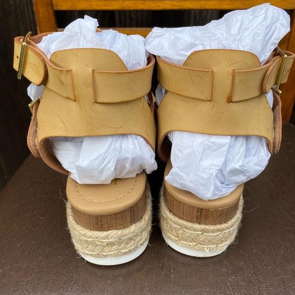 Soda Strappy Tan Sandals size 8 - Picture 10 of 10